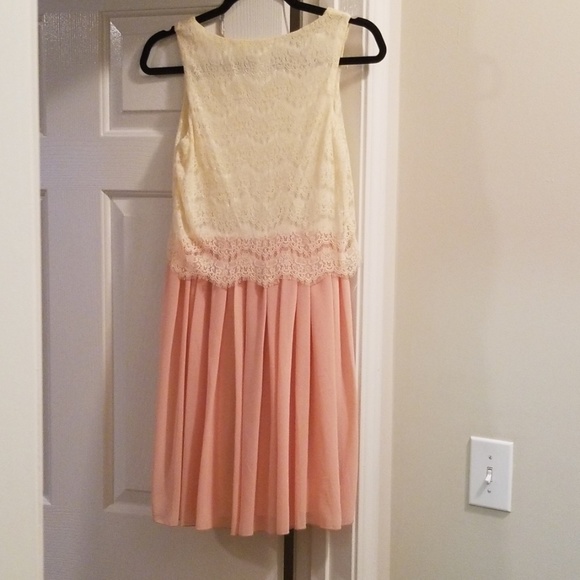 Francesca's Lace and pink dress - Picture 3 of 3
